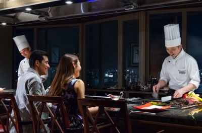 ホテルの最上階に位置する鉄板焼きレストランは、窓越しに夜景を眺められてラグジュアリーな雰囲気です☆