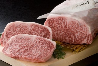 A4等級以上の鹿児島黒毛和牛(薩摩牛)というクオリティの高い素材を使い精練のカット技術をみがけます!