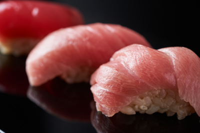 東京で1、2を争う高級鮨店出身の大将が生み出す料理を提供いたします。