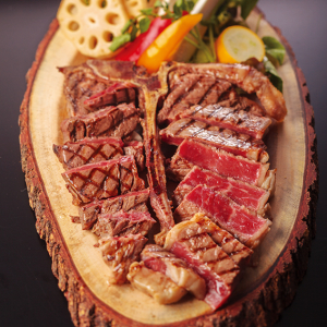 旨味のある熟成肉を使ったステーキメニューが豊富です。
