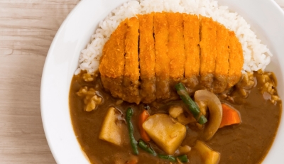 スパイシーなカレーライスメニューほか、カレー味のラーメンも好評です。