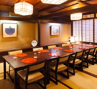 舞妓さんや芸妓さんに会える店もあります。