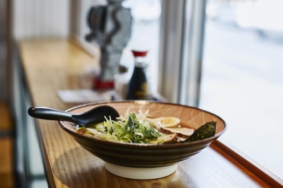 手作りラーメンを中心に、バラエティ豊かな日本食も提供しています。