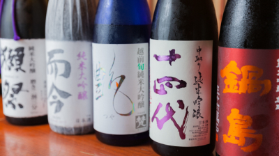 最大のこだわりは常に数十種類以上を取りそろえる日本酒。ご要望やお料理に合わせてご提案します◎