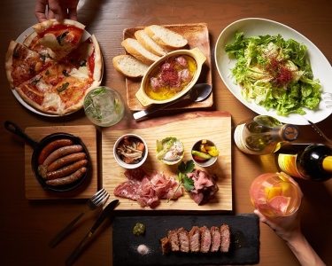 イチオシの牛レアかつや肉料理、ピザなどお酒がすすむ料理をご提供しています♪