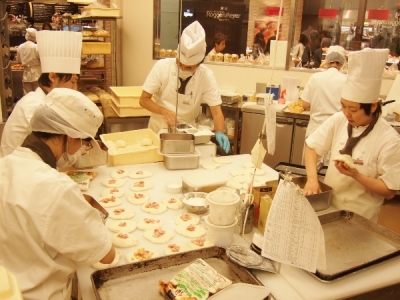 当店なら、オールスクラッチ製法でのパンづくりのすべてを学べます。