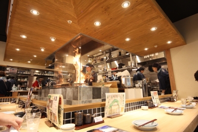 店内では鰹の下に藁敷き、炎をいれる作業をお客様にご覧いただくことも。