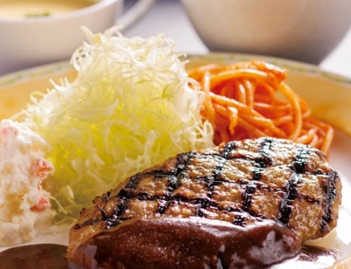 ランチも好評です。8月と12月以外は、日曜日が定休日◎プライベートの時間も楽しめます。