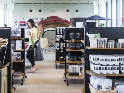 施設内には当社の直営店も。キャンプ場では商品をレンタルして、使用感を試すこともできます。