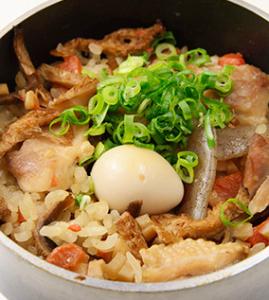 注文をいただいてから、ひとつひとつ炊き上げます。一杯目はそのまま、二杯目はお出汁をかけてどうぞ◎