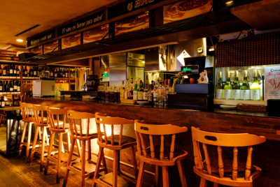 アイルランドのパブを再現するなど、オシャレなお店。ディナーのみの営業です。
