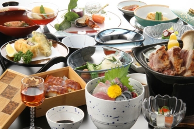大和牛を使ったステーキやヤマトポーク、大和肉鶏、大和野菜など地元食材をふんだんに使用しています。