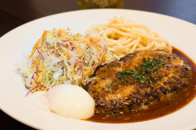 ハンバーグ、エビフライ、ピラフなど定番の洋食メニューを、こだわり抜いて提供しています