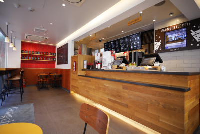 エリアミーティングなどを通して、他店スタッフとの交流あり!店舗を超えて相談や提案のしやすい環境です。