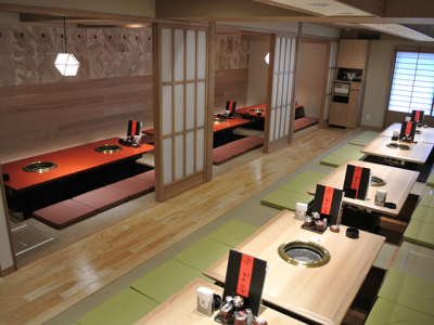 店舗ごとに32席~100席。お客様でにぎわいます。
