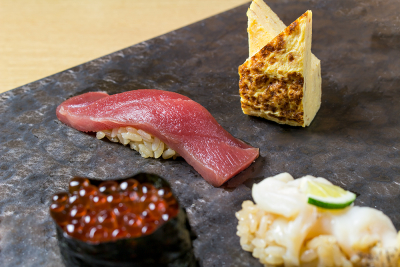 細やかな心遣い、世界に通じる仕事ぶりで五感を刺激し、鮨の美味さを楽しんでもらいます