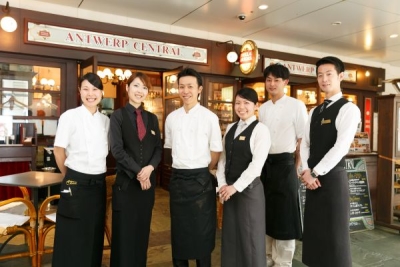 働くスタッフは自分たちの想いやアイディアを発信しながらブランド創りに関わっていきます。