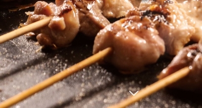 焼鳥は鉄板焼きスタイルで、外はカリカリ、中はジューシーに仕上げています。