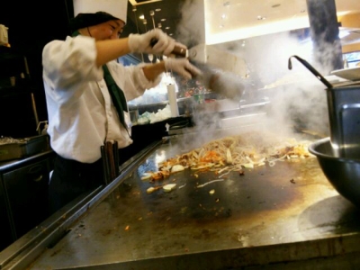 大きな鉄板で作るお好み焼きやオムレツ、ガーリックライスやチャーハンなどが大人気◎