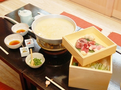 水炊きは2度楽しめるスープが自慢。野菜やお肉を入れる前と後で、味わいが違ってきます!