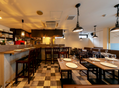 当社のイタリアン業態「Trattoria Kuroudo」
アンティーク風の家具のおしゃれ空間