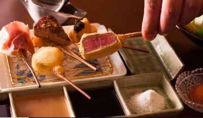 ミシュラン一つ星の名店です。シャトーブリアンやフォアグラ等、高級食材の創作串をご提供しております
