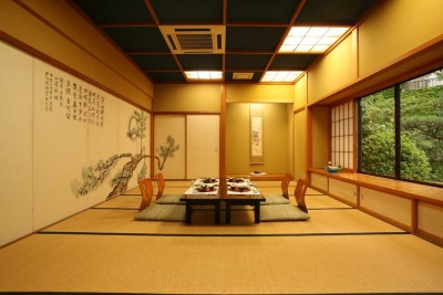 全館木造建築の新数奇屋造り。現代のはたごとして、レトロな雰囲気を醸し、くつろぎを提供します。
