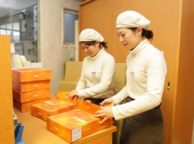 接客・販売のほか、ケーキの箱詰めや包装などもお願いします。作業は先輩スタッフが丁寧に教えます。