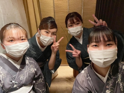 板前との連携も大事な仕事。研修制度も充実しており、ホテルや鮨店での接客経験がない方も安心です。