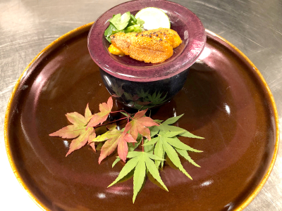 有名アーティストと服部栄養専門学校がタッグを組み、料理とワインにこだわり抜いたメニューを提供します