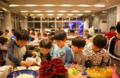 お料理はブッフェスタイルが基本。食事時間はわいわいにぎやかなひととき
