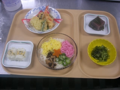 80食〜150食程度を4名で協力して調理します。食べる方の笑顔がわたしたちのやりがいです♪