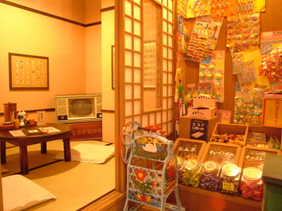 レトロなポスターや雑貨が飾られている店内。子供心に帰れる空間が、年配から若者まで幅広い方に人気です。