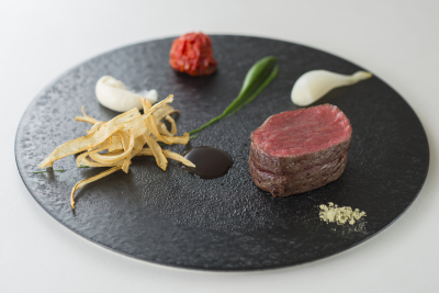 シェフの地元でもある九州の食材をふんだんに使用し、細部までこだわり抜いたフランス料理をご提供