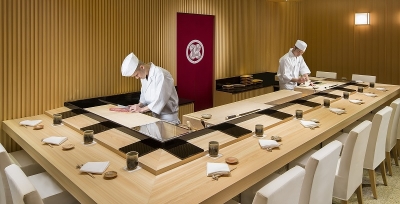 カウンターには上質な檜を使用。落ち着いた雰囲気の和空間を演出しています。