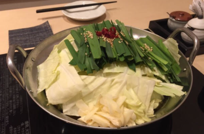 当店自慢のもつ鍋はお客さまからも大好評。店舗スタッフは研修で、作り方も覚えられますよ