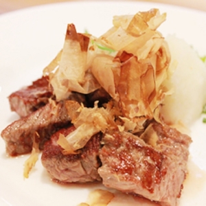 抗生物質不使用の専用飼料で肥育した豚やミネラルたっぷりの塩、肉のうまみを引き出す水を使用するこだわり
