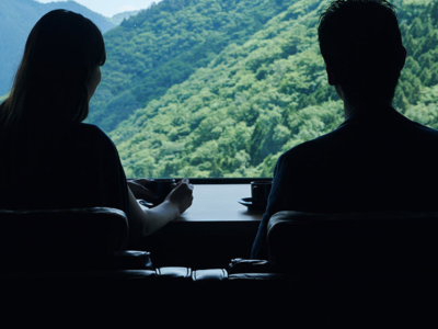 休みは月8日。寮や家族手当、住宅手当など、福利厚生も充実しています。