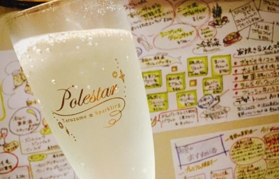 日本酒からワインまで、旬の銘柄がずらりと並んでいます。ソムリエ資格取得のための支援もあります。