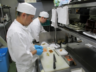下ごしらえ、焼き場や刺し場、揚げ場、盛り付け、デザートづくりなどを、ローテーションで担当しています。