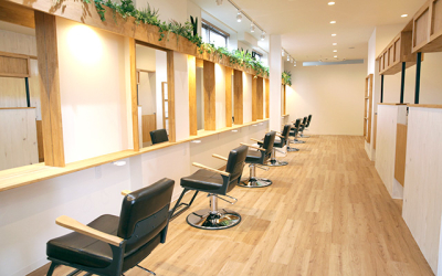 母体は美容院やネイルサロン、7業態のFC店を展開する企業。