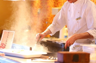 レストランのオープンキッチンにて、作りたての料理をお客様にご提供することもあります◎