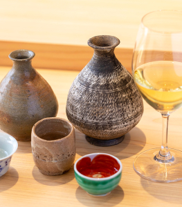 約350年の歴史と伝統をもつ大樋焼を中心に、作家物の器を取り入れています。