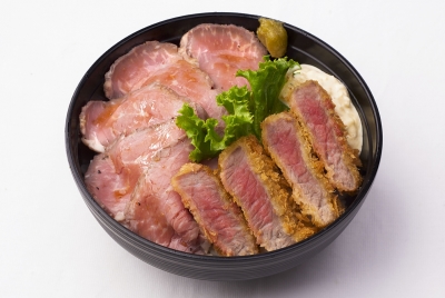 メニューはすきやき丼やローストビーフ丼など数種類なので、調理もすぐに慣れます