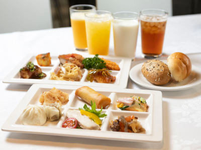 モーニング、ランチ、ディナーともに、和洋こだわりの料理をビュッフェ形式でお届けしています