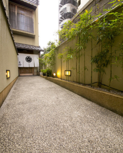 口コミサイトでも高評価。若い方から、外国からのお客様、年配の方と、幅広いお客様がいらっしゃいます。