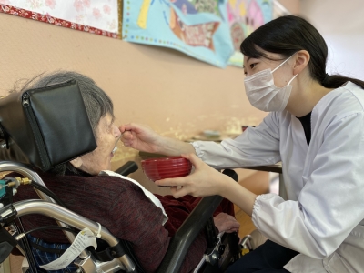 利用者様に調理スタッフが配膳するのが当施設の特徴◎調理センターの中では知りえない、生の声を伺います