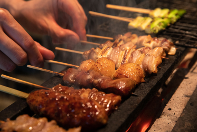 部位ごとの特徴を楽しめるよう1本1本じっくり焼き上げ、炭火の風味も活かします。