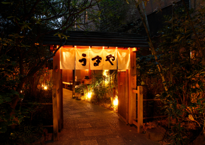 東京赤坂にある赤坂うまや本店は予約が取れない繁盛店。本格炭火焼と九州食材が人気