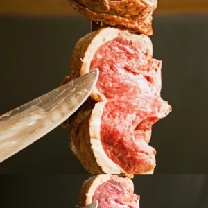 ニッチな業態ですが、仕事内容は非常にシンプル。肉業態の経験がなくとも、OJTですぐに習得できます。